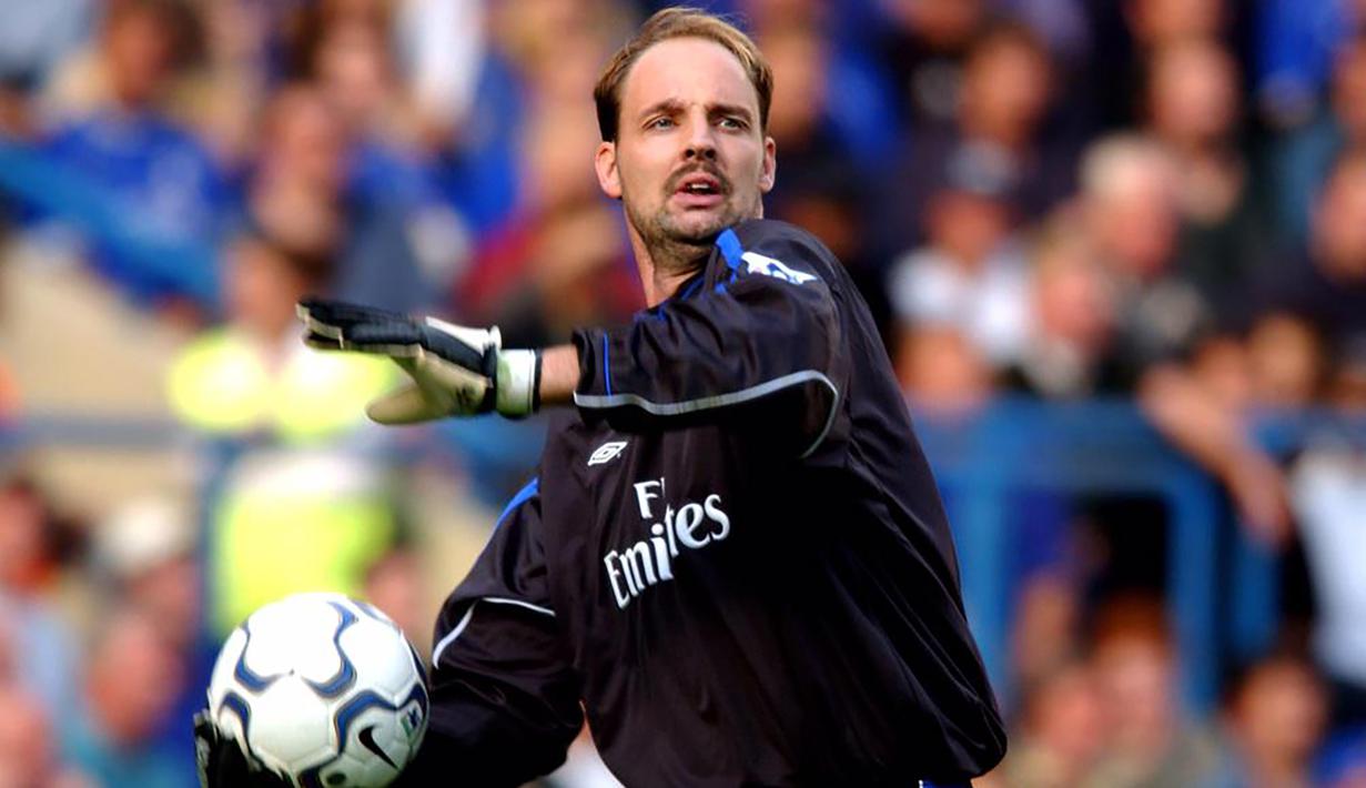 Ed de Goey. Kiper yang kini berusia 55 tahun dan telah pensiun pada Juli 2006 bersama Stoke City ini pernah memperkuat salah satu klub besar di Liga Inggris, Chelsea selama 6 musim. Ia didatangkan The Blues dari Feyenoord pada awal musim 1997/1998 dengan nilai transfer 3,35 juta euro dan diplot sebagai kiper utama. Ia total tampil dalam 176 laga di semua ajang dengan torehan 73 kali clean sheet dan kebobolan 161 gol dan berhasil meraih 5 gelar di antaranya 1 trofi Piala FA dan 1 trofi Piala Winners. Pada awal musim 2003/2004 Chelsea melepasnya ke Stoke City dengan status bebas transfer. (twitter.com/chelseafc)