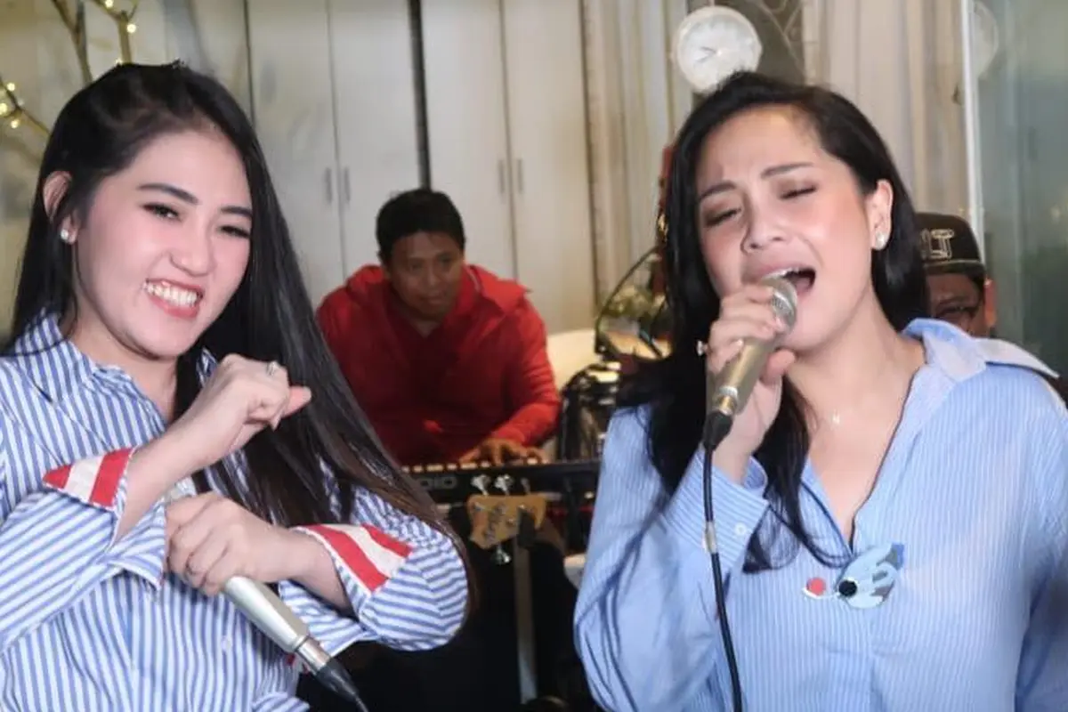 [Bintang] Duet Maut Nagita Slavina dan Via Vallen Bawakan Lagu Bernuansa Koplo