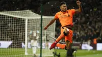 Aksi pemain Liverpool, Alex Oxlade-Chamberlain merayakan golnya ke gawang West Ham pada lanjutan Premier League di London Stadium, London, (4/11/2017). Liverpool menang 4-1. (AP/Kirsty Wigglesworth)