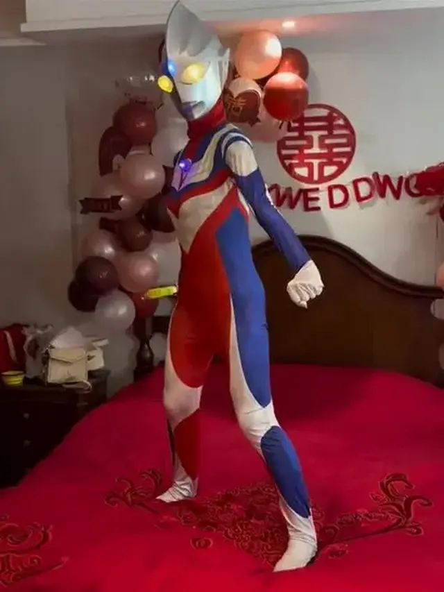 Aksi Mempelai Wanita Pakai Kostum Ultraman di Momen Pernikahan Ini Viral