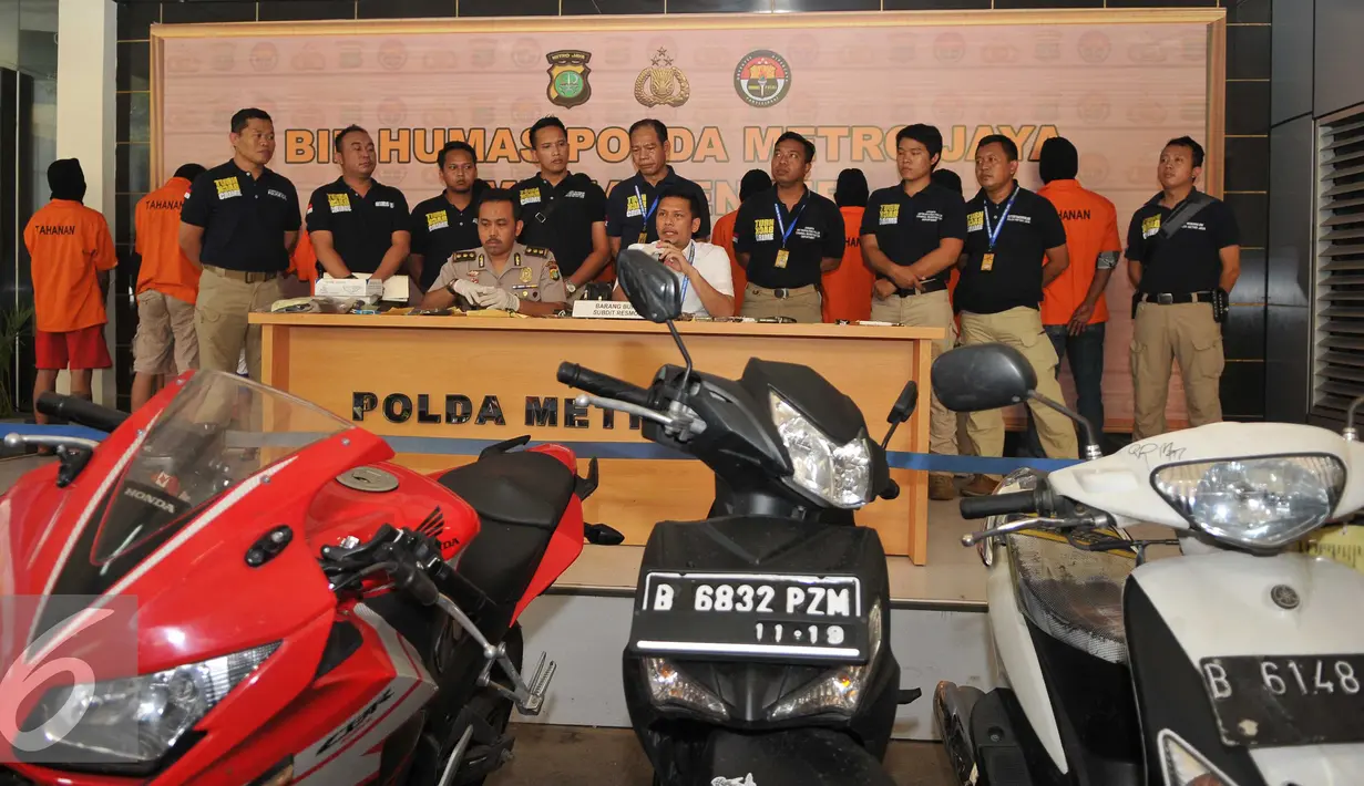 Polda Metro Jaya merilis sejumlah kasus, Jakarta, Senin (15/8). Kasus yang dirilis diantaranya tindak pidana perjudian dan pencucian uang, tindak pencurian dengan kekerasan dan tindak pidana tanpa hak membawa senjata api. (Liputan6.com/Gempur M Surya)