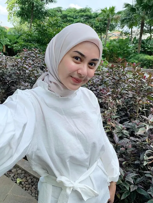 Dianty Annisa memiliki senyum manis yang bikin netizen terpesona. Tak ayal, kini Instagram Dianty ramai diikuti netizen Tanah Air. Saat ini Instagram dari sang mantan Iqbaal Ramadhan sudah memiliki 595 ribu followers. (Liputan6.com/IG/@diantyy.a)