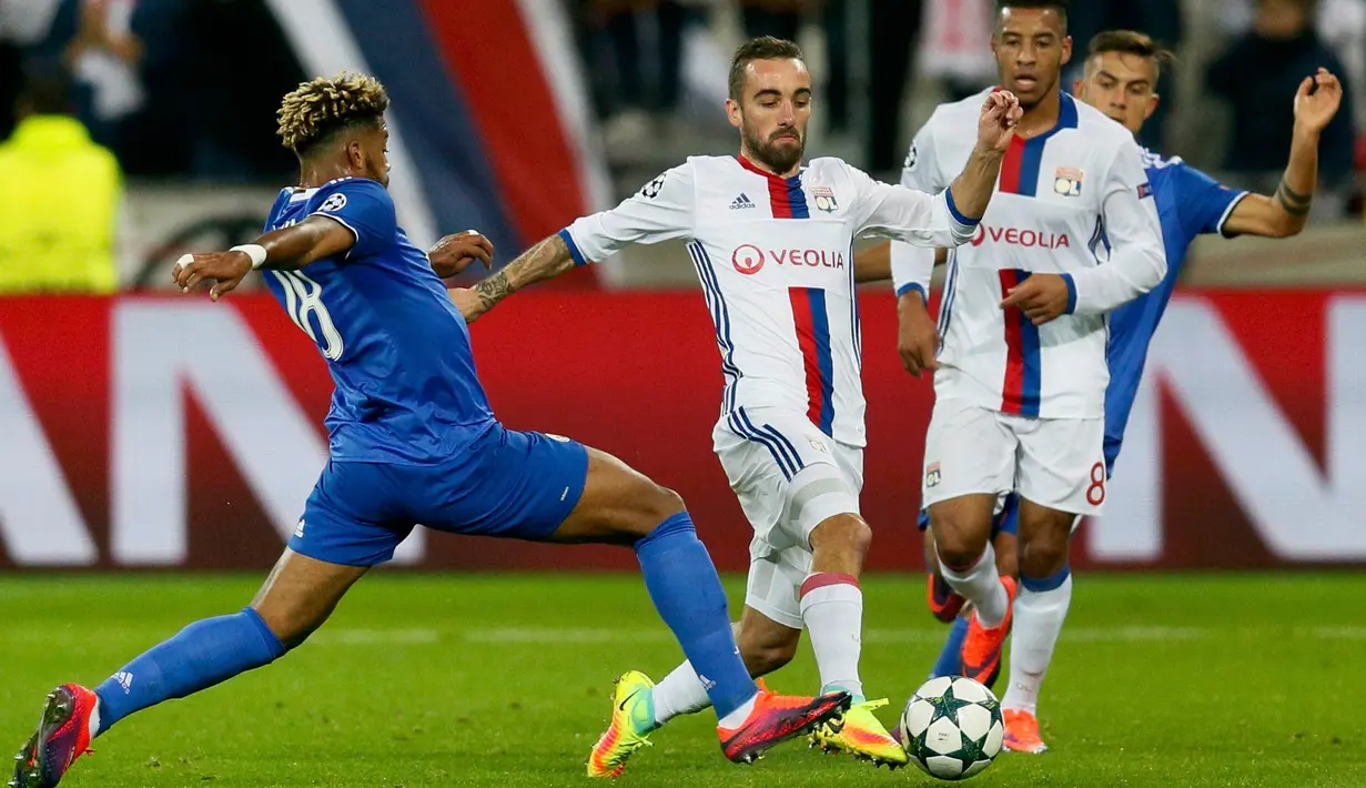 Pemain Lyon, Sergi Darder beraksi mencoba melewati pemain Juve, Mario Lemina pada pertandingan liga Champion di stadion Parc Olympique Lyonnais, Lyon, Perancis (18/10). Tim tuan rumah harus menerima kekakalahan dengan skor 0-1. (Reuters/Robert Pratta)