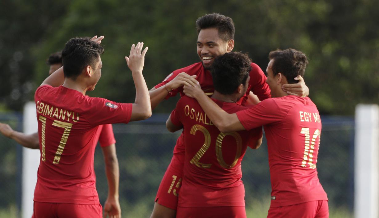 Para pemain Timnas Indonesia U-22 merayakan gol yang dicetak Saddil Ramdani ke gawang Laos U-22 pada laga SEA Games 2019 di Stadion City of Imus Grandstand, Manila, Kamis (5/12). Indonesia menang 4-0 atas Laos. (Bola.com/M Iqbal Ichsan)