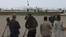 Awak media mengambil gambar pesawat EgyptAir, yang membawa 55 penumpang dan tujuh kru, di Bandara Larnaca, Selasa (29/3). Pesawat yang bertolak dari Alexandria menuju Kairo itu dibajak dan dipaksa mendarat di Siprus. (REUTERS/Yiannis Kourtoglou)