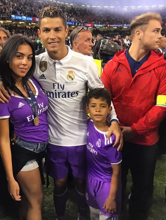 Kesan santai terlihat dalam foto tersebut, lantaran gaya berpakaian casual yang dikenakannya. Ronaldo yang membiarkan sang anak terbaring di pangkuannya terlihat haya memakai kaos tanpa lengan dan celana pendek. (Instagram/cristiano)