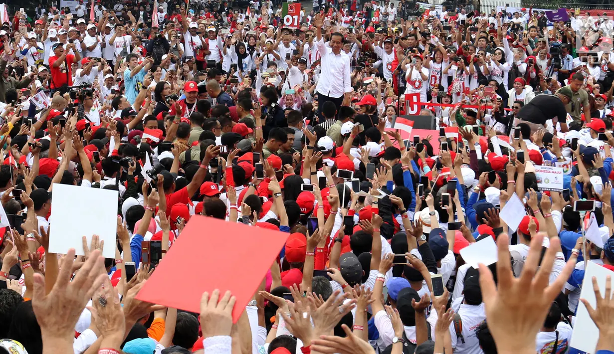 Capres nomor urut 01 Joko Widodo menyapa pendukungnya saat menghadiri deklarasi Alumni Jabar Ngahiji di Monumen Perjuangan Kota Bandung, Jawa Barat, Minggu (10/3). Deklarasi tersebut bertema 'Ayo Bung Satu Kembali'. (Liputan6.com/Angga Yuniar)