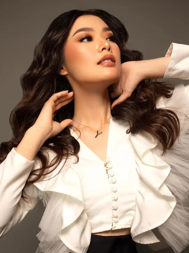 Carla Yules mengenakan perhiasan koleksi Alpha Bold (https://www.instagram.com/p/CF5189esOfK/)