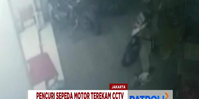 Detik-Detik Pencuri Motor Bersenpi Terekam CCTV Minimarket di Cengkareng