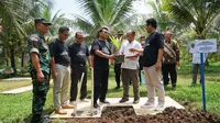 Kepala Staf Kepresidenan Dr. Moeldoko mengunjungi kebun Science Techno Park Universitas Muhammadiyah Purwokerto, Jawa Tengah, Jumat (2/9) untuk ikut menanam dan memetik varietas unggul kelapa kopyor yang dikembangkan UMP.