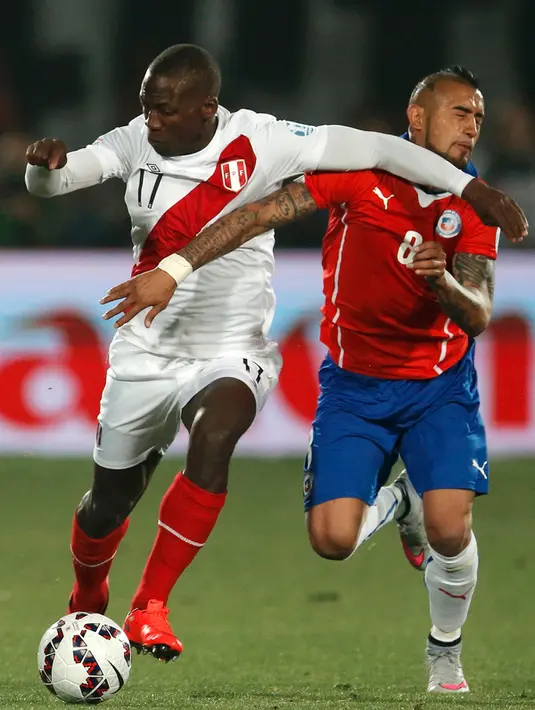 Gelandang Peru, Luis Advincula berusaha melewati gelandang Chili, Arturo Vidal saat semifinal Copa Amerika 2015 di National Stadium, Santiago, Chili, (29/6/2015). Chili melaju ke final usai mengalahkan Peru 2-1. (REUTERS/Henry Romero)