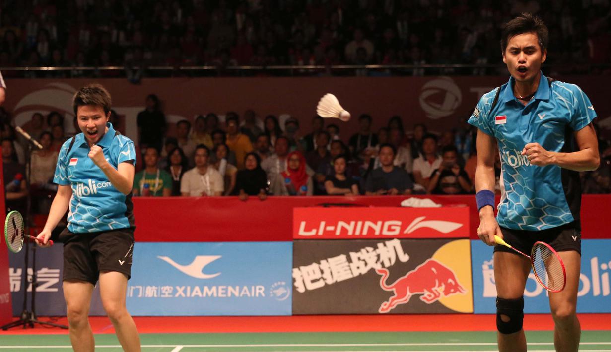 Sudah unggul 20-18, Tontowi/Liliyana harus takluk 21-23 di gim kedua. (Bola.com/Arief Bagus)