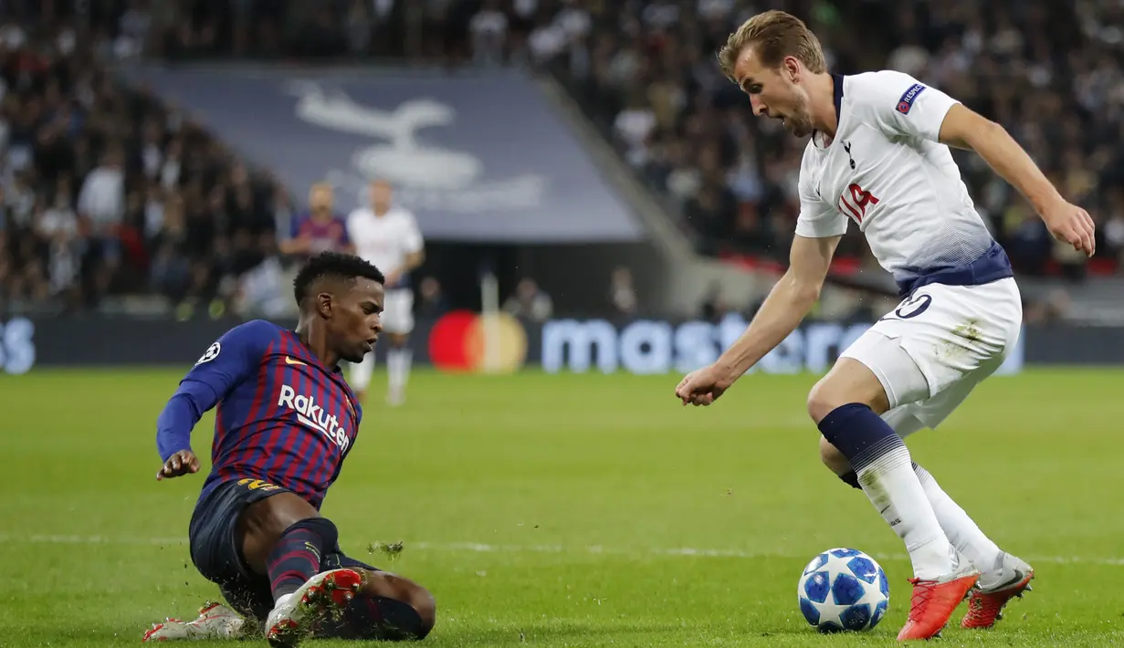 Bek Barcelona, Nelson Semedo, menghadang striker Tottenham Hotspur, Harry Kane, pada laga Liga Champions di Stadion Wembley, Rabu (3/10/2018).  Barcelona menang 4-2 atas Tottenham Hotspur. (AP/Frank Augstein)