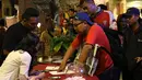 Anggota Arsenal Indonesia Supporters (AIS) dari berbagai daerah memadati acara nonton bareng Newcastle United vs Arsenal di Gumati Cafe, Bogor. Sabtu (29/8/2015). (Bola.com/Arief Bagus)