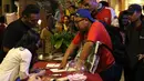 Anggota Arsenal Indonesia Supporters (AIS) dari berbagai daerah memadati acara nonton bareng Newcastle United vs Arsenal di Gumati Cafe, Bogor. Sabtu (29/8/2015). (Bola.com/Arief Bagus)