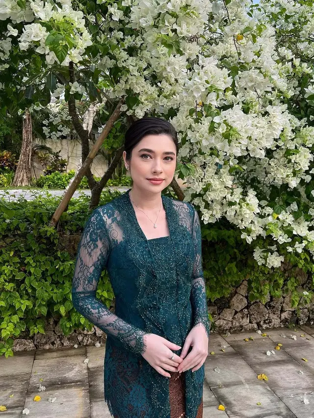 Ilustrasi gaya fashion Amanda Rigby saat jadi tamu undangan