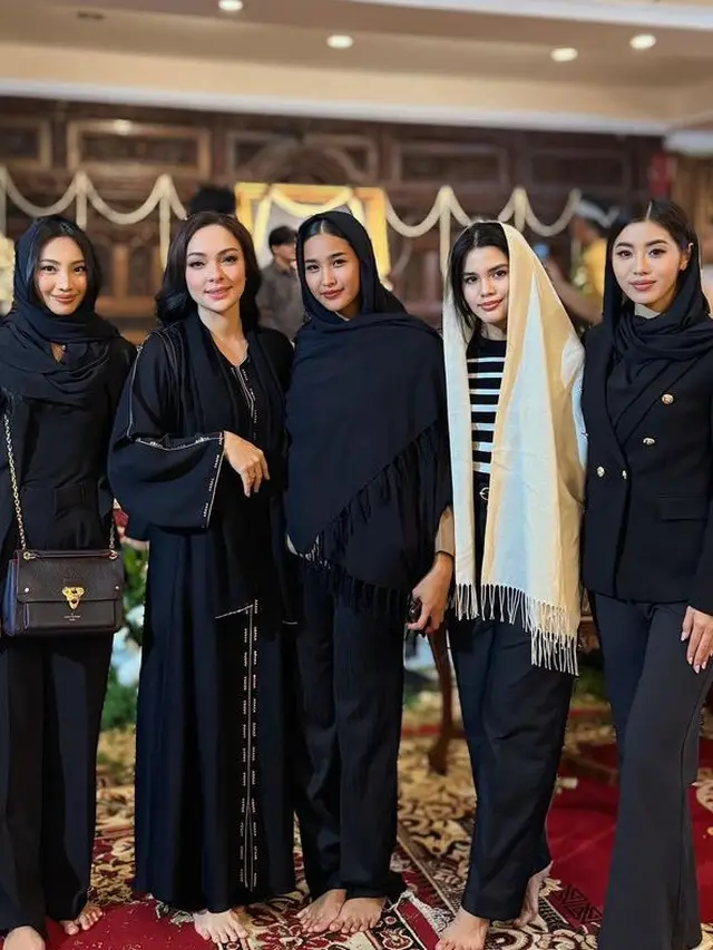 Tujuh Harian Mooryati Soedibyo dihadiri Para Puteri Indonesia. [@reisabrotoasmoro]