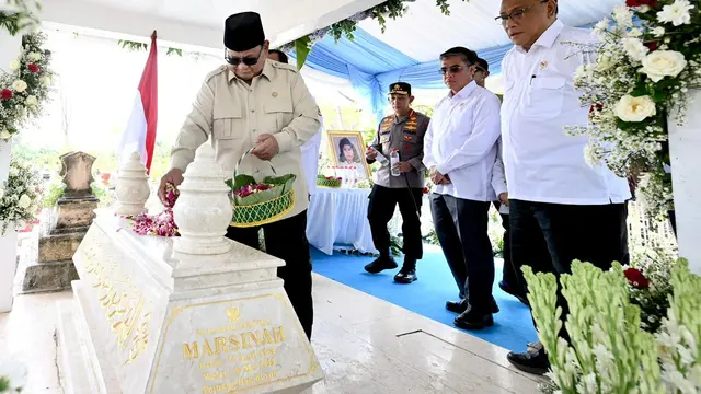 Presiden Prabowo Subianto melakukan ziarah ke makam aktivis buruh perempuan, Marsinah di Kabupaten Nganjuk, Jawa Timur.