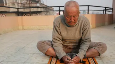 Min Bahadur Sherchan saat melakukan yoga untuk menjaga kebugaran fisiknya di Kathmandu, Nepal (11/4). Kakek 85 tahun ini bertekad kembali mendaki Gunung Everest dengan ketinggian 8.848 mdpl. (AP Photo / Niranjan Shrestha)