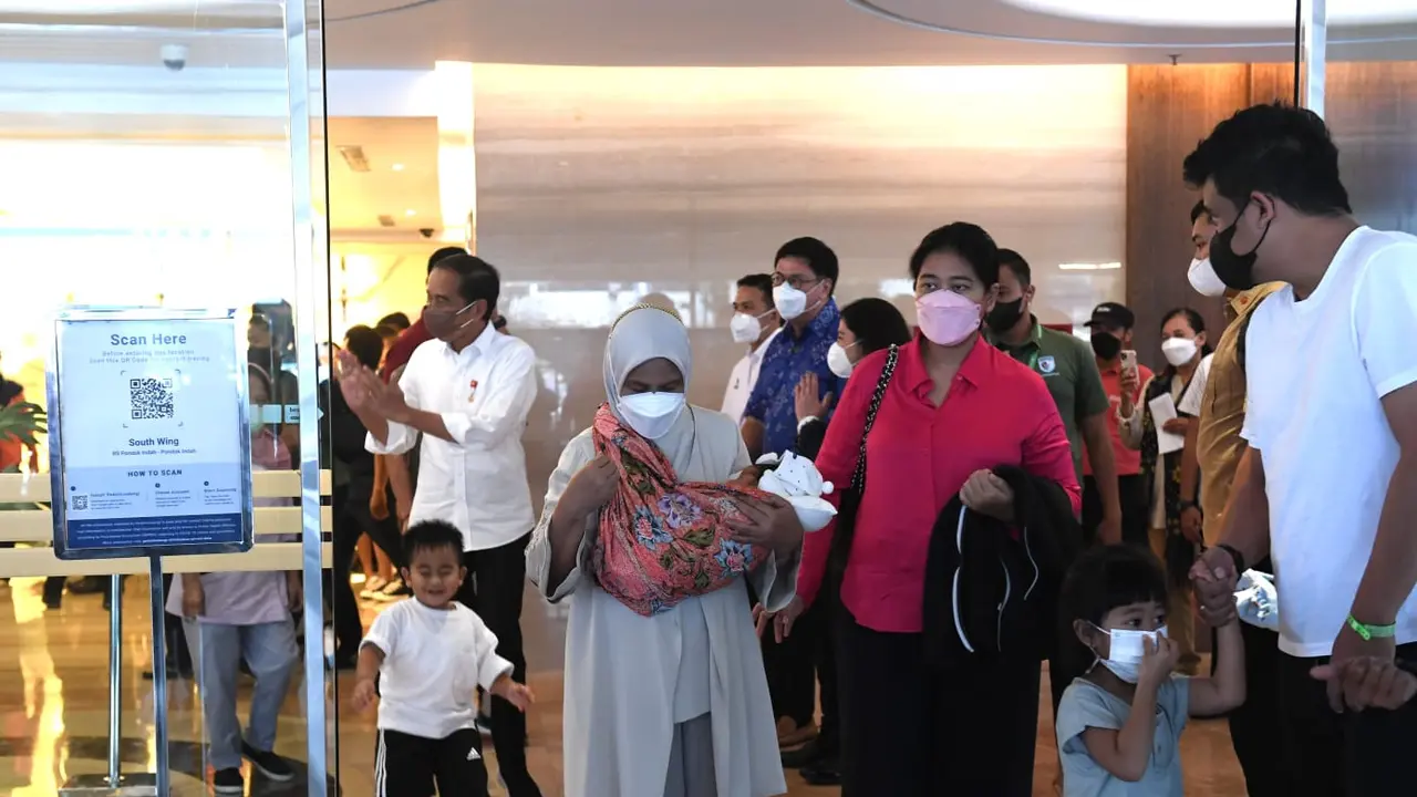 Jokowi jemput cucu kelimanya dari RS Pondok Indah. (Foto: Sekretariat Presiden)