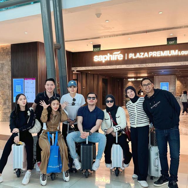 Fuji, Nikita Mirzani, dr. Oky Pratama, Dipl. AAAM, dan Clara Shinta bersiap terbang ke Eropa. (Foto: Dok. Instagram @clarashintareal)