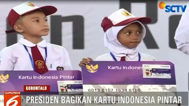 Jokowi mengakhiri kunjungan kerjanya di Gorontalo dengan membagikan Kartu Indonesia Pintar kepada empat ribu siswa SD, SMP, dan SMA.