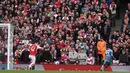 Striker Aston Villa, Leon Bailey (kanan) mencetak gol pertama timnya ke gawang Arsenal pada laga pekan ke-33 Premier League 2023/2024 di Emirates Stadium, London, Minggu (14/4/2024). (AFP/Adrian Dennis)