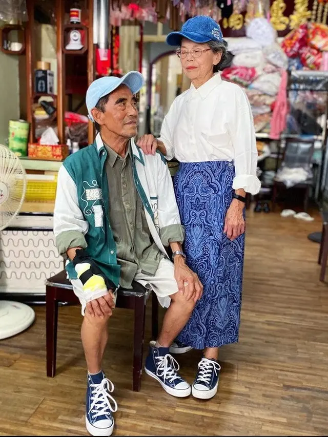 Kakek Nenek Pemilik Laundry Manfaatkan Baju Tertinggal Untuk Pemotretan, Inspiratif