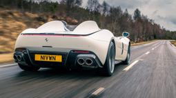 Desain belakangnya terlihat bahwa Ferrari menyatukan elemen desain retro dari adanya dua punuk dan lampu belakang yang seolah menyatu dengan body. Lampunya menggunakan model full LED yang menyatu dari ujung ke ujung dan terintegrasi dengan lining bagian atas. Sisi agresif diperkuat berkat kehadiran rear diffuser serta empat buah knalpot berukuran besar. (Source: topgear.com)