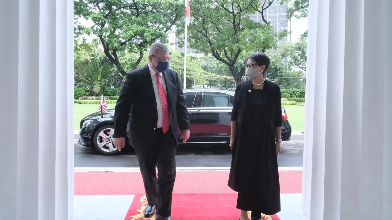 Kunjungan Menlu Malaysia Dato’ Saifuddin Abdullah ke kantor Kemlu RI disambut oleh Menlu Retno Marsudi, Senin (18/10/2021).
