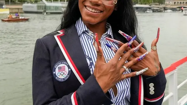 6 Gaya Pelari AS Sha’Carri Raih Medali Perak di Olimpiade Paris 2024, Tetap Slay Pakai Nail Art