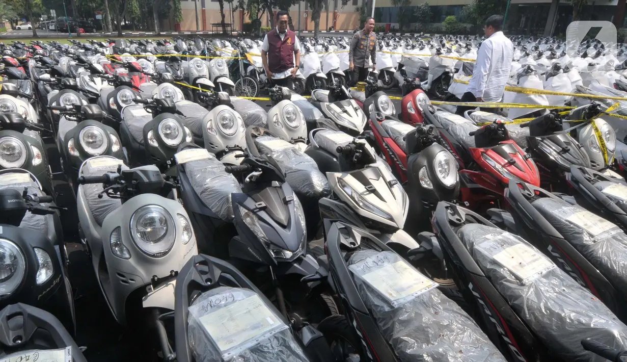 Modus operandi para pelaku dengan berpura-pura membeli sepeda motor secara resmi menggunakan KTP masyarakat yang didapatkan secara acak. Salah satunya dari media sosial. (merdeka.com/Imam Buhori)