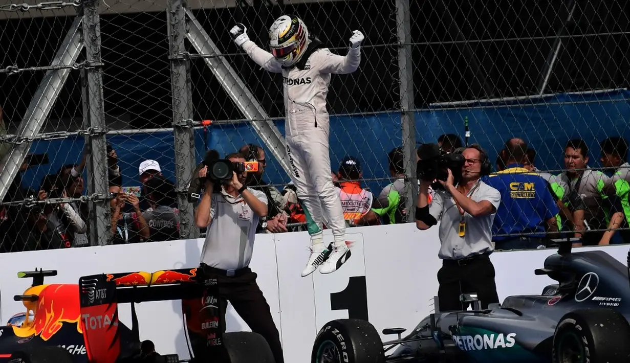 Pebalap Mercedes, Lewis Hamilton, memenangi balapan F1 GP Meksiko di Sirkuit Autodromo Hermanos Rodriguez, Senin (31/10/2016) dini hari WIB. (AFP/Pedro Pardo)