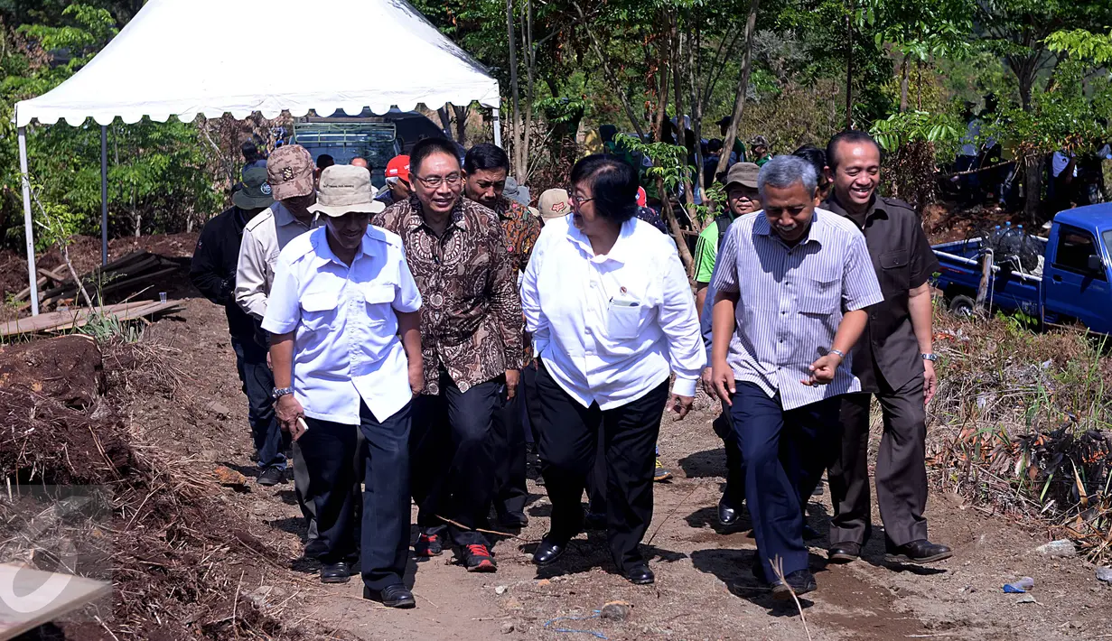Menteri LHK Siti Nurbaya (kedua kanan) meninjau lokasi Penananaman Pohon dalam rangka HMPI di Taman Hutan Raya, Kalimantan Selatan, (25/11). Acara ini akan dibuka secara resmi oleh Presiden Joko widodo. (Liputan6.com/JohanTallo)