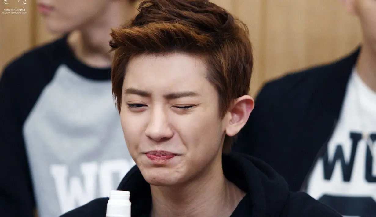 Biasanya Chanyeol EXO tampil dengan wajah yang imut. Akan tetapi ia tertangkap kamera saat ekspresinya lucu kayak gini. Kira-kira masih imut tidak? (Foto: koreaboo.com)