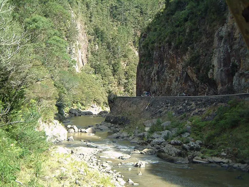 Diperkirakan ada cadangan emas berkualitas tinggi sebesar 8.500 kilogram di Karangahake Gorge (Wikipedia)