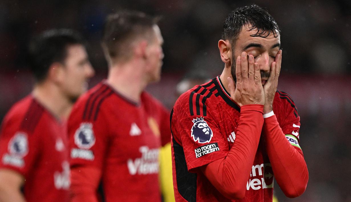 Penampilan inkonsisten kembali diperagakan Manchester United di Liga Inggris musim ini. Pada laga pekan ke-16 saat menjamu Bournemouth, MU menelan kekalahan ketujuhnya musim ini setelah takluk 0-3 di Old Trafford, Sabtu (9/12/2023). Tiga gol yang bersarang di jala gawang Andre Onana masing-masing dicetak oleh Dominic Solanke pada menit ke-5, Philip Billing pada menit ke-68 dan Marcos Senesi lima menit kemudian. Dengan hasil ini pasukan Erik ten Hag sementara menempati posisi ke-6 klasemen sementara dengan mengemas 27 poin dan rentan digusur oleh Newcastle United di posisi ke-7 yang belum bermain di pekan ke-16. (AFP/Oli Scarff)