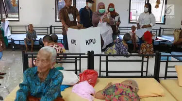 Panitia Pemungutan Suara (PPS) mendampingi lansia penghuni Panti Jompo Tresna Werdha Budi Mulia 1 yang menggunakan hak pilihnya dalam Pemilu 2019 di Cipayung, Jakarta Timur, Rabu (17/4). Pendampingan dilakukan terhadap lansia yang sedang sakit. (Liputan6.com/Immanuel Antonius)