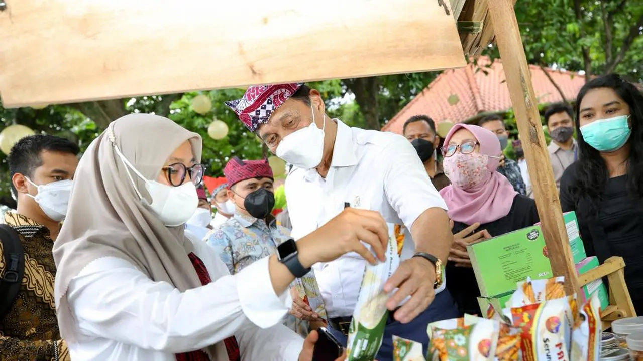 Menkomarves Borong UMKM Banyuwangi di Sela Kunjungan Kerja
