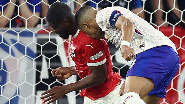 Foto: Momen Benturan Keras Kylian Mbappe dengan Pemain Austria, Berdarah-darah Hingga Tulang Hidung Patah