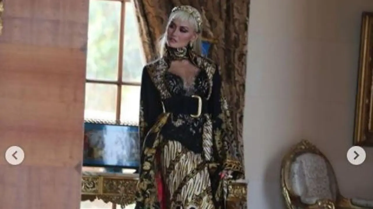 Agnez Mo Jadi Karakter Novel Grafis dengan Kostum Bermotif Batik
