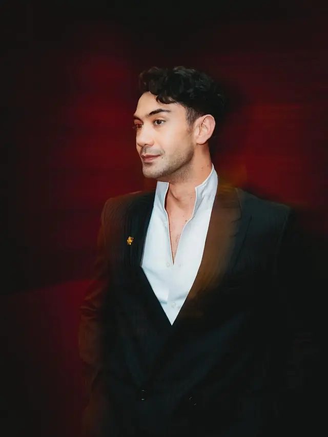 Pilihan Outfit Atasan Hitam Ala Reza Rahadian/via Instagram @officialpilarez
