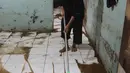 Warga membersihkan rumah mereka akibat banjir yang melanda Kampung Melayu, Jakarta Timur, Senin (25/6). (Liputan6.com/Arya Manggala)