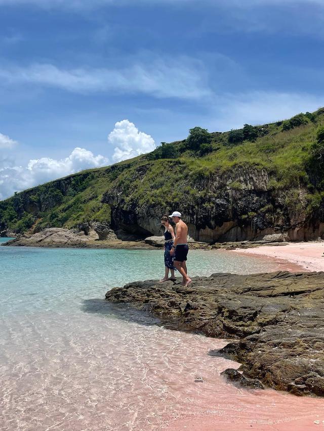 Satu Tahun Menikah, Ini 7 Potret Kemesraan Julie Estelle Bersama Suami