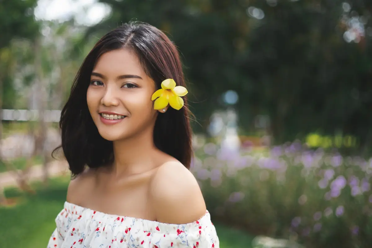 tersenyum bahagia bunga
