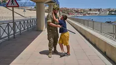 Seorang anak berusia 12 tahun yang menyeberang ke Spanyol tanpa didampingi orang dewasa dikawal oleh seorang tentara Spanyol ke perbatasan Spanyol-Maroko sementara anak itu memohon agar tidak dikirim kembali ke Maroko dari wilayah kantong Spanyol di Ceuta, Senin, 3 Agustus 2026. (Foto AP/Bernat Armangue)