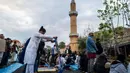 Umat Muslim tiba untuk melaksanakan salat subuh untuk memulai perayaan Idul Fitri di luar sebuah masjid di Nikosia pada 10 April 2024. (Jewel SAMAD/AFP)
