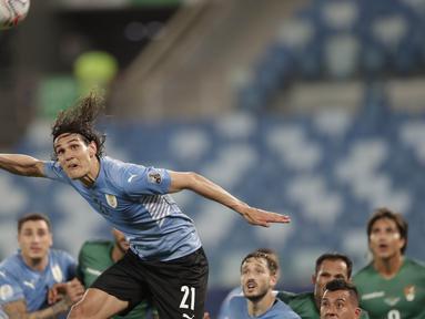 Dua gol Timnas Uruguay lahir lewat gol bunuh diri pemain Bolivia, Quinteros dan gol penggawa Manchester United, Edinson Cavani. (Foto: AP/Andre Penner)