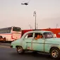 Salah satu Mobil tua yang akan  digunakan sebagai pelengkap syuting film Fast and Furious 8 di Havana, Kuba (28/4). Pembuatan film Fast & Furious 8 membuat warga Kuba antusias berdatangan ke lokasi syuting. (AFP PHOTO/ADALBERTO ROQUE)