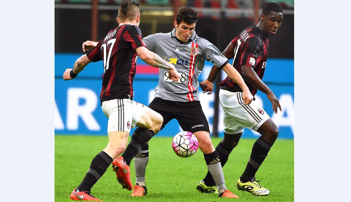 Pemain AC Milan berusaha menahan laju pemain Alessandria, Gianluca Nicco, dalam semifinal Coppa Italia di Stadion San Siro, Milan, Rabu (2/3/2016) dini hari WIB. (EPA/Daniel Dal Zennaro)